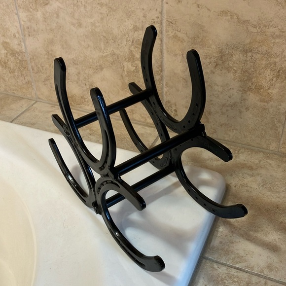 Handmade horseshoe wine bottle holder - Picture 3 of 9